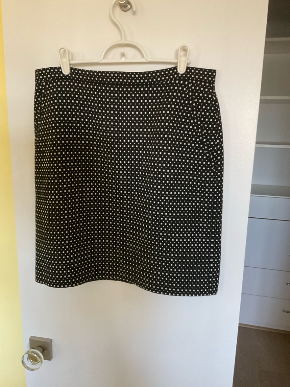 Anne Klein Classic Straight Skirt, size 10: Fully Lined
